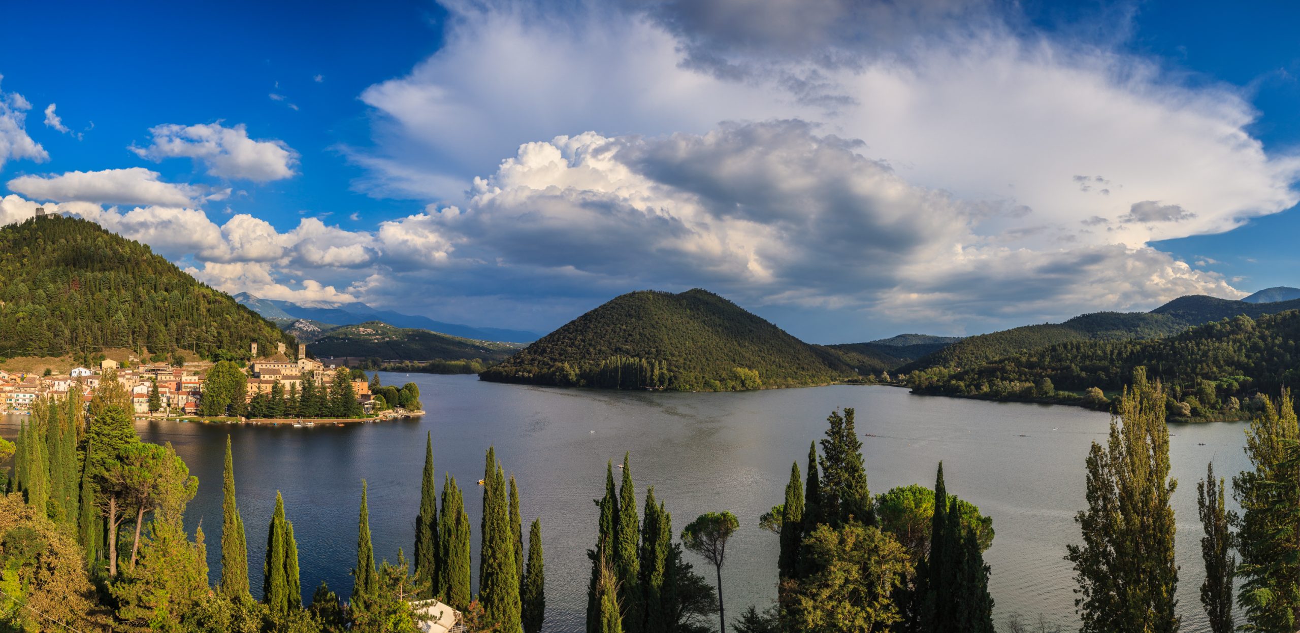 Lago_di_Piediluco,_panoramica